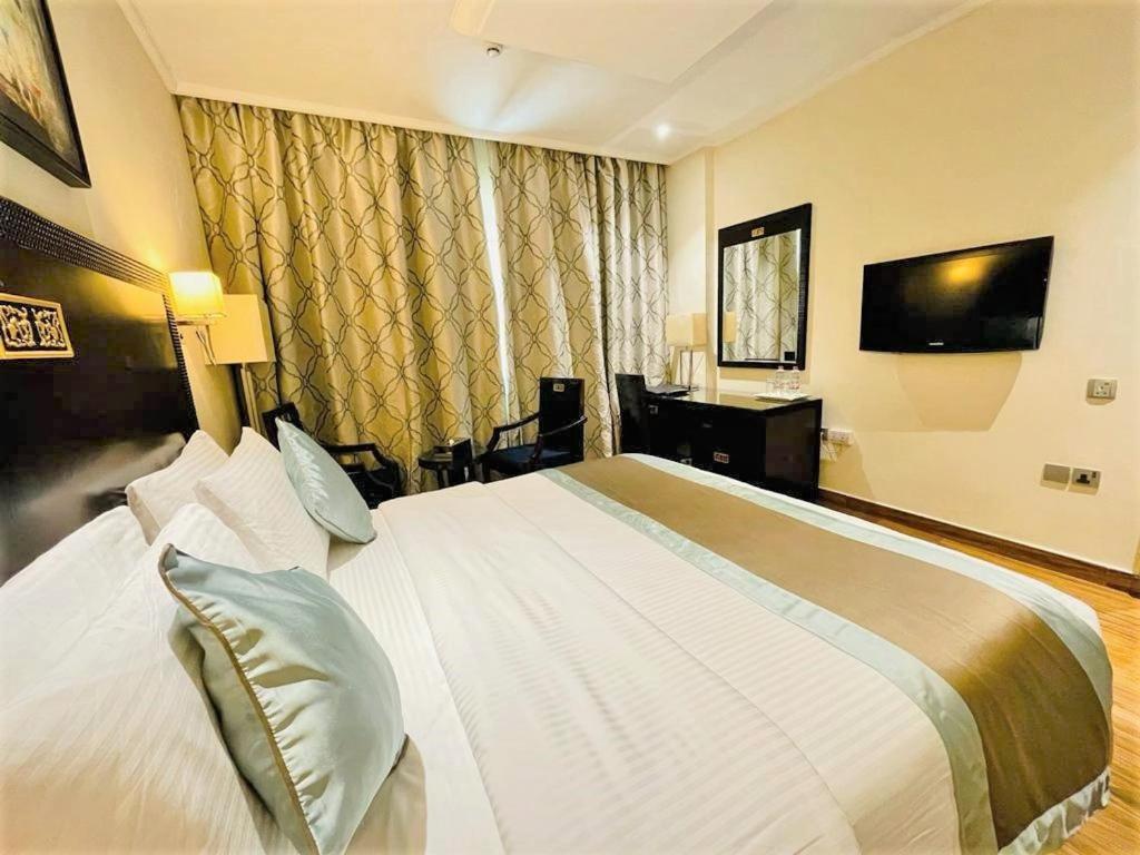 Smana Hotel Al Raffa Dubai Bagian luar foto